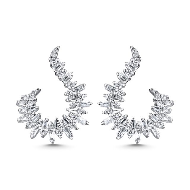 Cercei răsuciți din aur alb de 18K cu diamante baghetă și rotunde (0,880 ct)