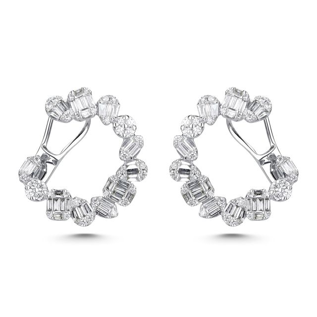 Cercei răsuciți din aur alb de 18K cu diamante baghetă și rotunde (1,100 ct)