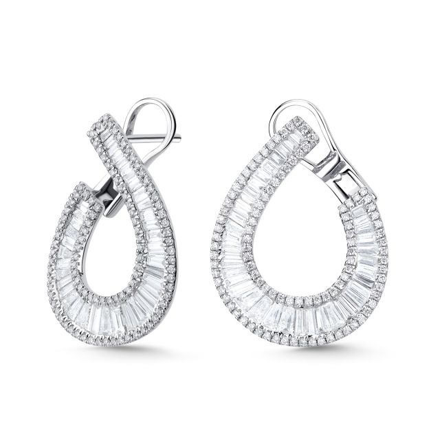 Cercei răsuciți din aur alb de 18K cu diamante baghetă și rotunde (1,560 ct)