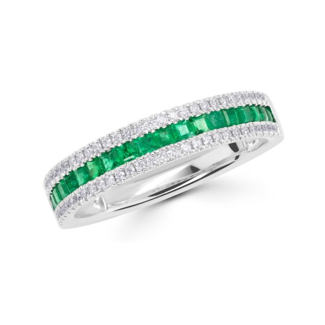 Inel semi-eternity din aur alb de 18K cu smaralde cu tăietură princess și diamante rotunde