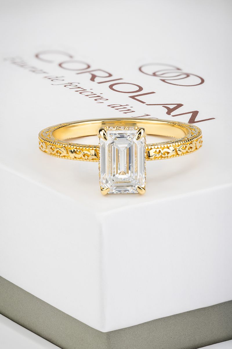 Coriolan bespoke ring in 18K yellow gold