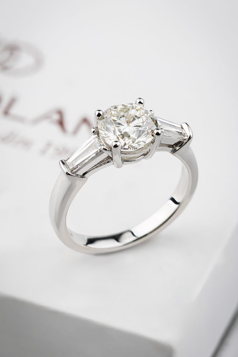 Coriolan bespoke ring in 18K white gold